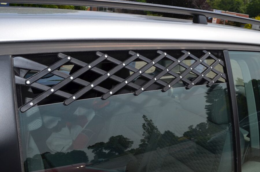 Fresh air grill for car windows